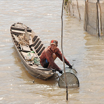 Pêcheur sur les bords de l'île du tigre à Long Xuyen