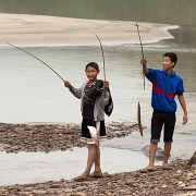 Pêcher dans le Mékong à Pakbeng