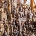 Statues de Bouddha dans les grottes de Pak Ou