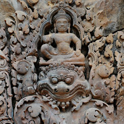 Sculpture sur le temple de Banteay Srei