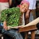 Femme H'mong sur un métier à tisser le chanvre à Can Ty dans la province de Ha Giang au Vietnam