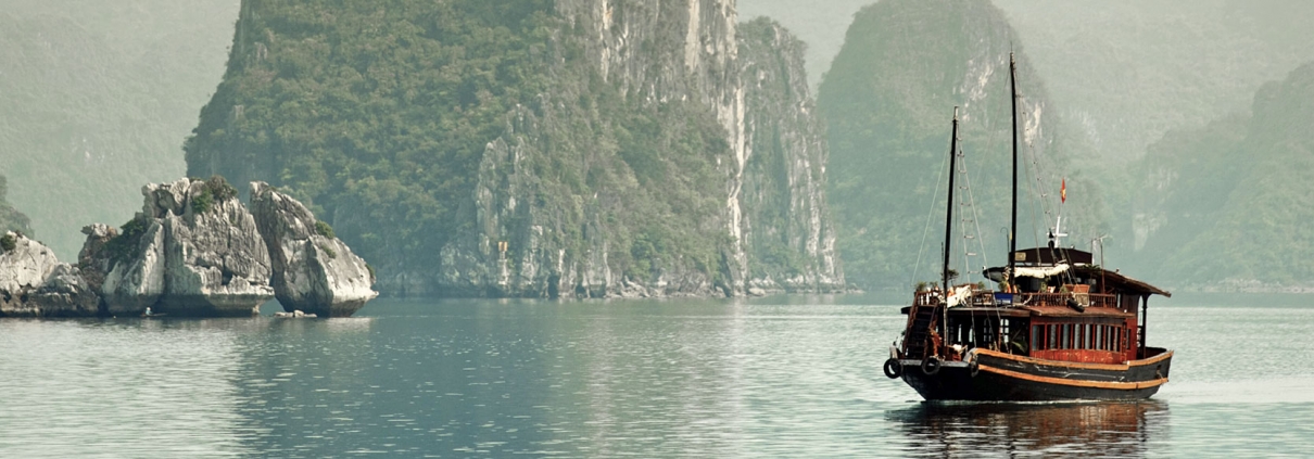 Jonque dans la baie d'Halong au Vietnam
