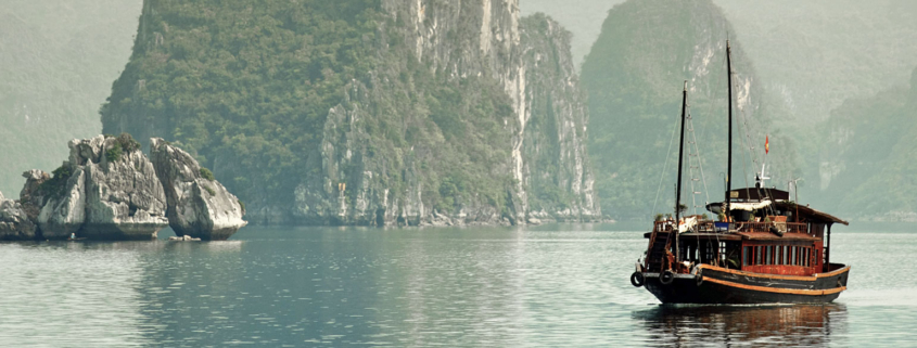 Jonque dans la baie d'Halong au Vietnam