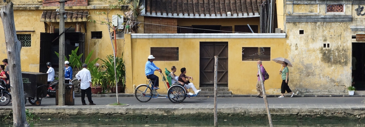 Promenade le long du quai de la vieille ville de Hoi An