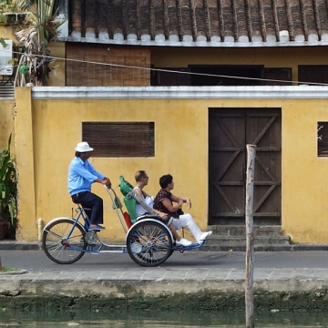 Promenade le long du quai de la vieille ville de Hoi An