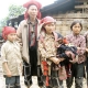 Famille de l'ethnie Dao Rouge à Sapa dans les montagnes du nord Vietnam