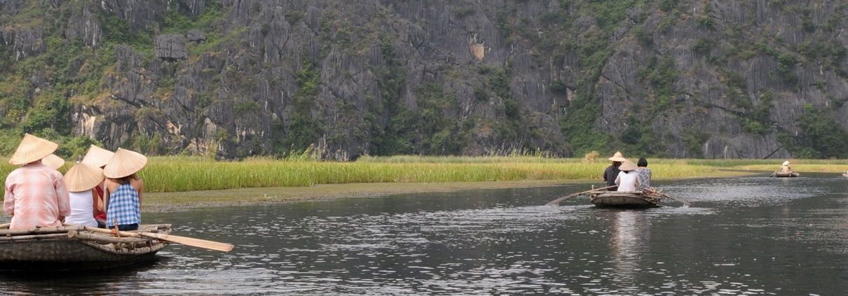 Balade en barque à rame dans la réserve de Van Long près de Ninh Binh