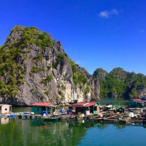 Village flottant dans la baie d'Halong