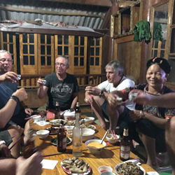 Repas convivial chez les Dao du lac Thac Ba