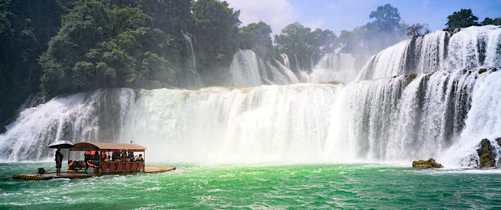 radeau aux chutes de Ban Gioc à la frontière entre la Chine et le VIetnam