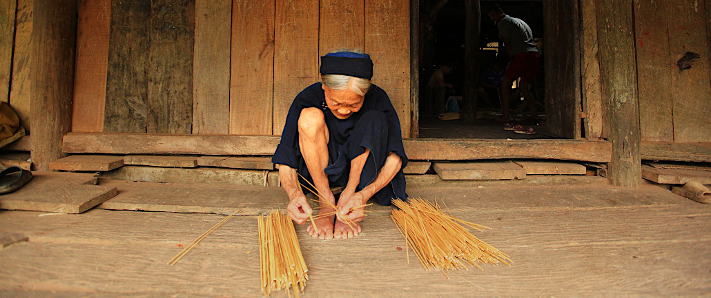 fabrication d'encens au village traditionnel de Phia Thap à Cao Bang