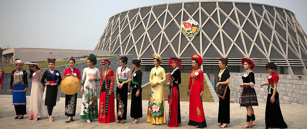ethnies en habits traditionnels devant le musée de Dien Bien Phu