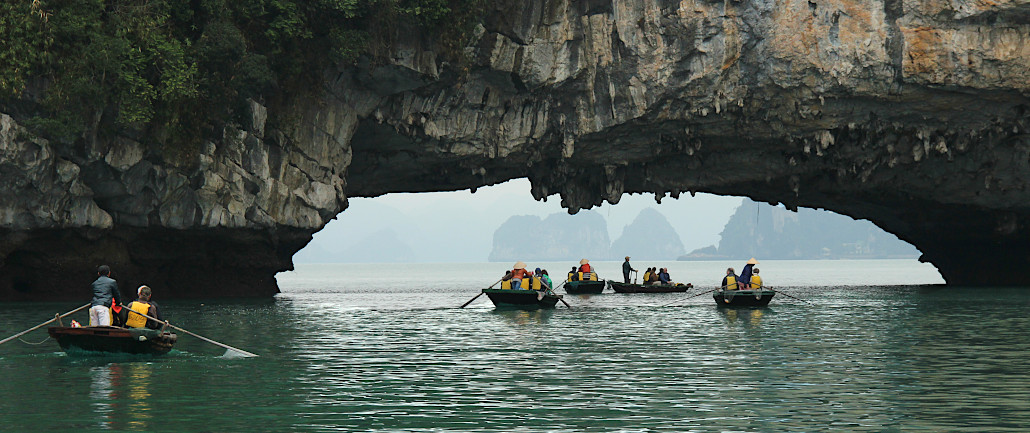 balade en barque à rame dans la baie d'Halong