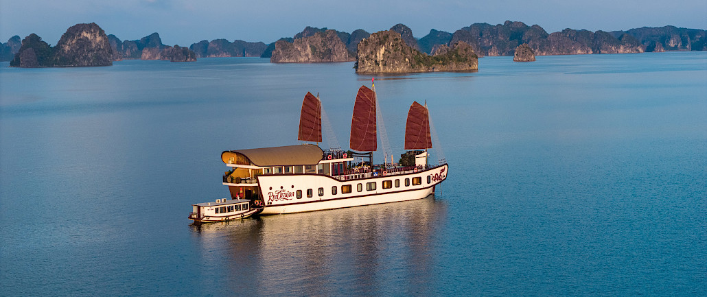 jonque hôtel pour passer la nuit en mer dans la baie d'Halong