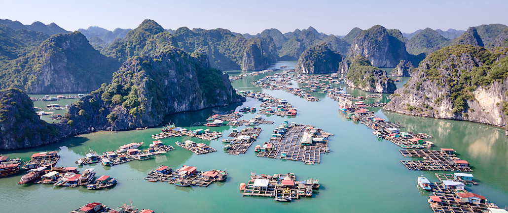 village flottant de pêcheurs dans la baie d'Halong