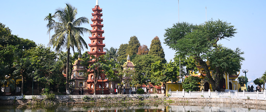 SADV_Hanoi_01 pagode Tran Quoc sur le lac de l'Ouest à Hanoi