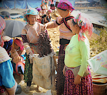 femmes hmong au marché de Can Cau dans les montagnes du nord Vietnam